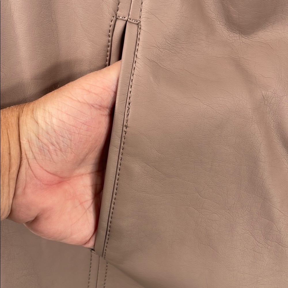 NWOT Dennis by Dennis Basso Plus Size Taupe Faux Leather/Fur Vest Sz 2X - Picture 7 of 11